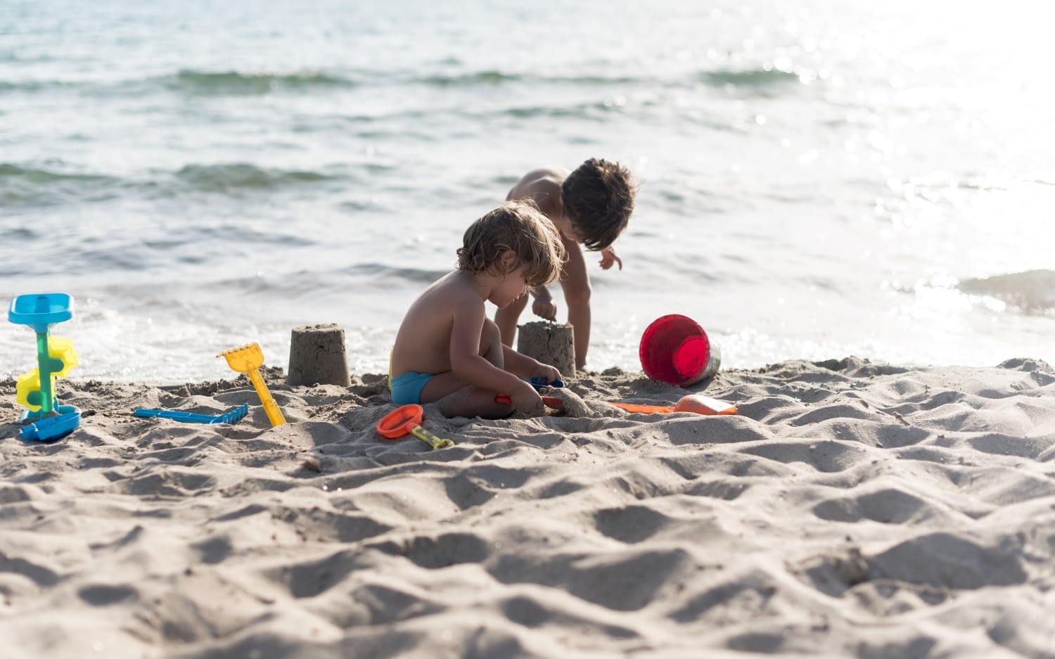 Дети на пляже коса. Детский пляж. Развлечения на пляже для детей. Ребенок на пляже частные. Сентябрь на море с ребенком